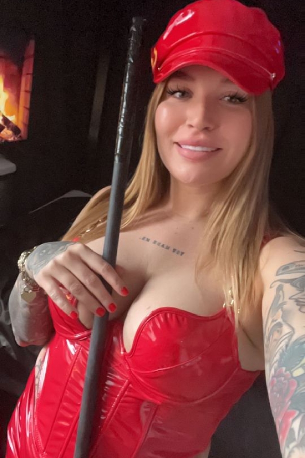 Hanna De Vil - Dominatrix in the Dominatrix Studio TBZ