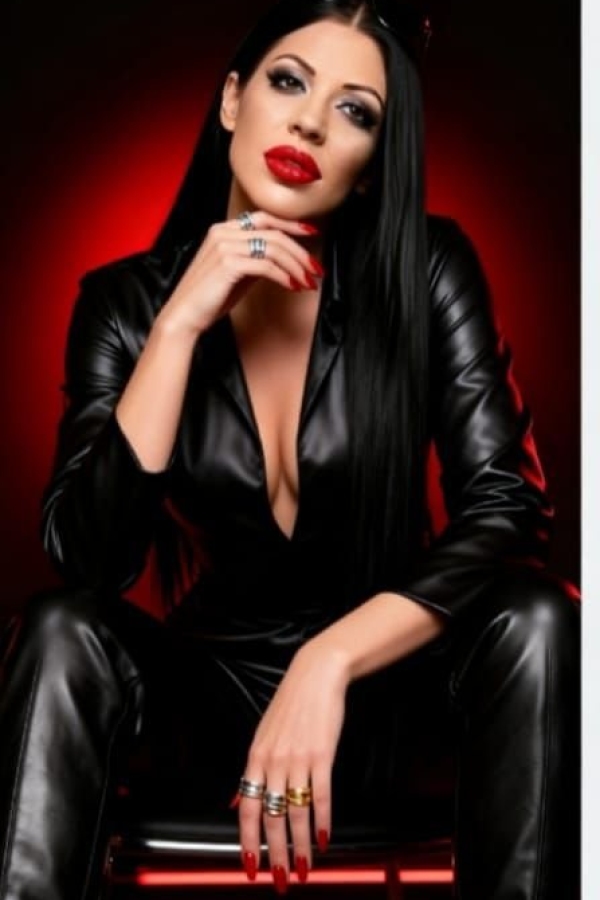 Domina Jenna Rouge - Domina im Dominastudio TBZ